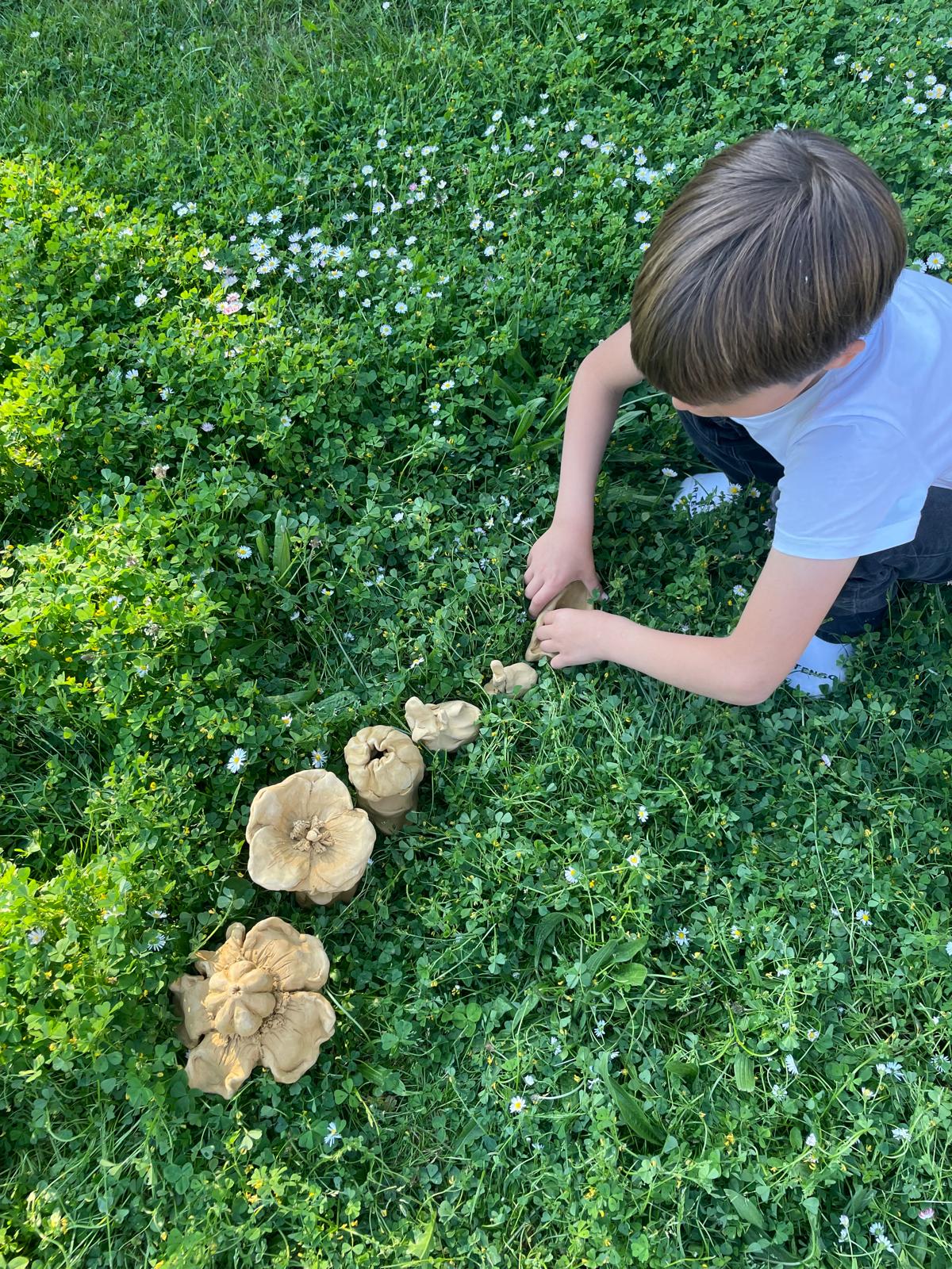 Enfant avec ses sculptures en argile