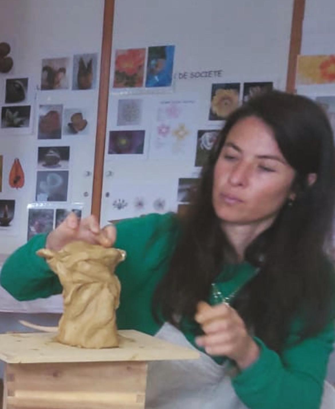Marina travaillant l'argile en atelier