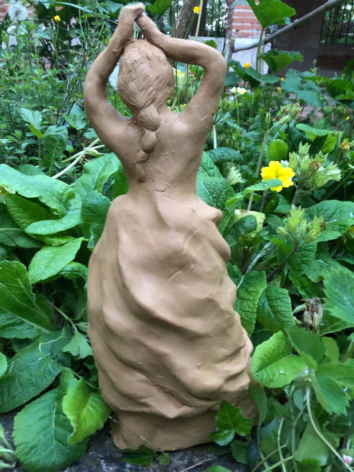 Danseuse sculptée en argile